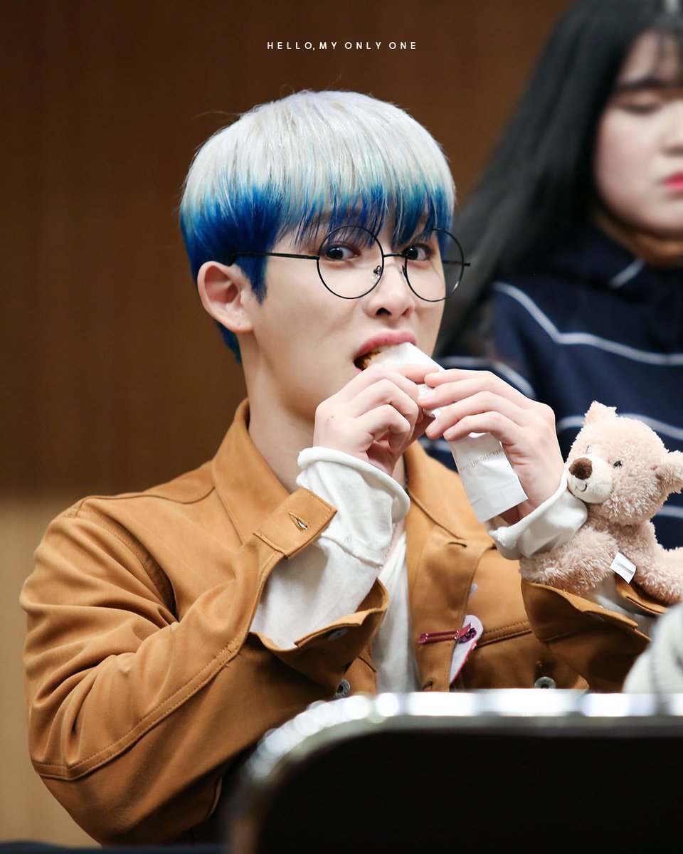 wonho_save's tweet photo. 안경 요정이 나타나셔따 ,, 다들 길을 비켜주세요 ㅠㅠㅠㅠㅠㅠㅠㅠㅠㅠㅠㅠ https://t.co/Ep4JED1VCd