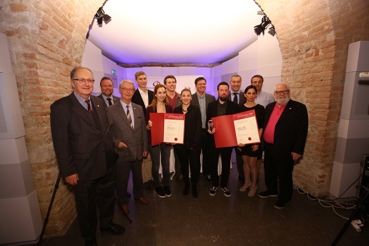 OeJC's tweet photo. Verleihung des heurigen "New Media Journalism Award" an #kunstjagd, @zbeichgraben und "1Tag in der Arena". @FHWienAT @OeJC https://t.co/sqCo2rsX0z