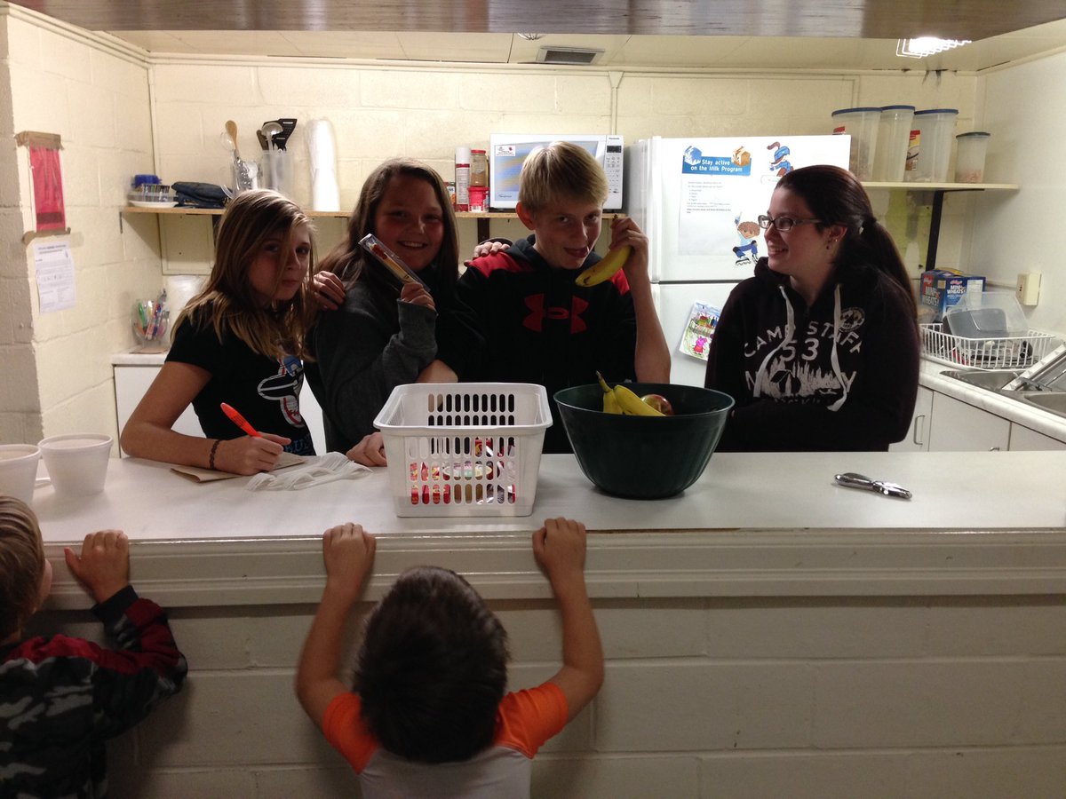 ClintonBreau's tweet photo. To our wonderful student leaders-thank you! Thanx for supporting our @food4learning program each & every day! #SayOneNiceThing @CollegeSt_PS https://t.co/Q02dUz9Eox
