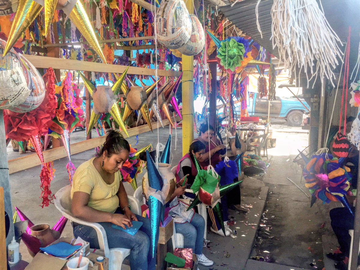 leo_alvam's tweet photo. En #Morelos ya se siente la Navidad porque @MorelosEs #tradicion y #cultura | 🎯Elaboración de piñatas en Alpuyeca para @HolaMorelos 😎🎥 https://t.co/tVyMmNY6Gz