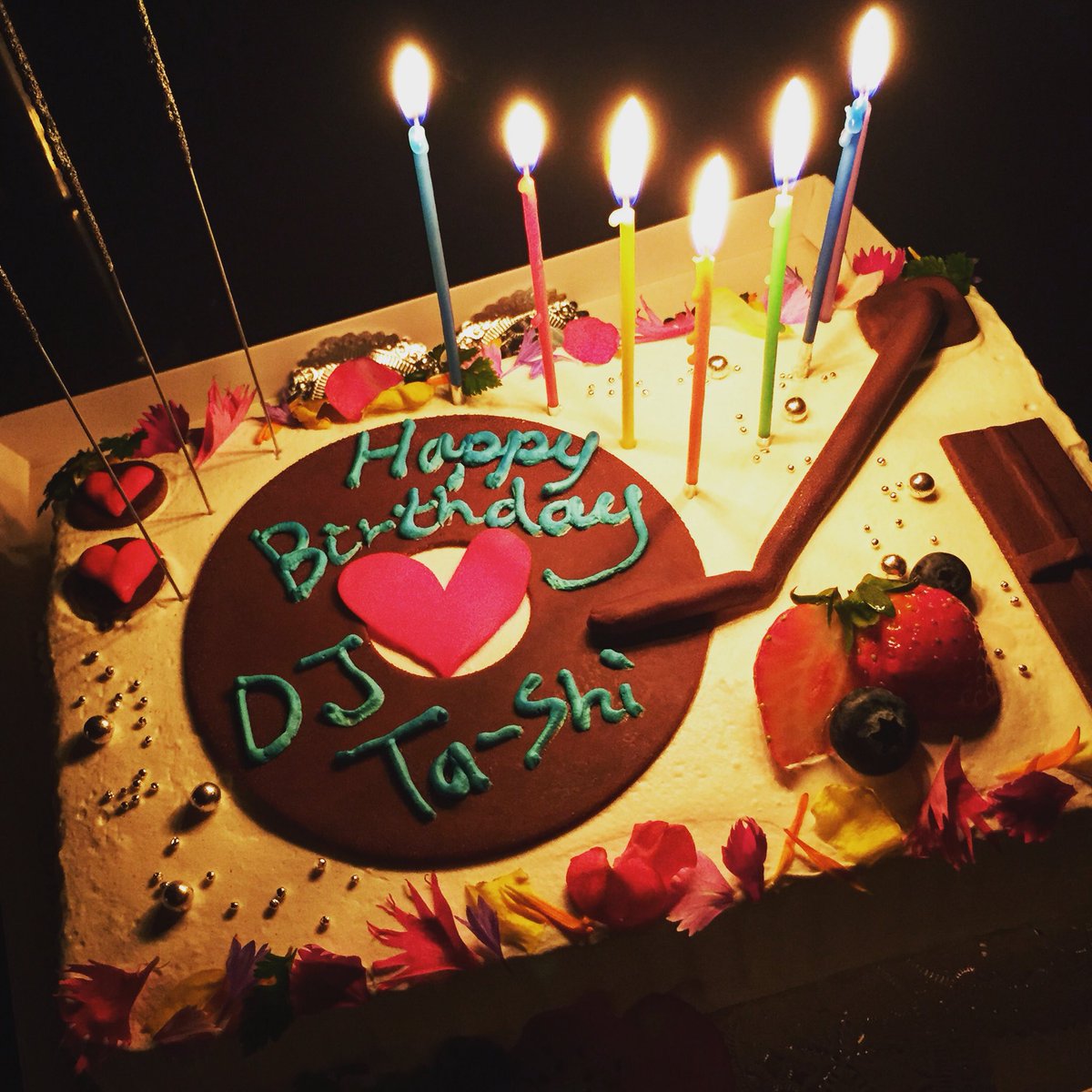 DJTaShi's tweet photo. 2度目のサプライズ😵
本当にありがとう🎂🎉🎁
#birthdaycake #turntablecake #djcake #djlife #mybirthday #djtashi #lifeisbeautiful #mylove https://t.co/OzWPJg0aoZ