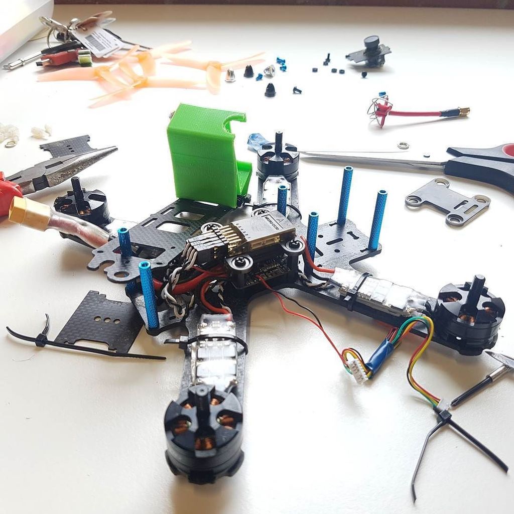 BrenMurrell's tweet photo. Today, lunch time is bench time #droneside https://t.co/UcNBaBBYg6 https://t.co/HphbN1T8U3