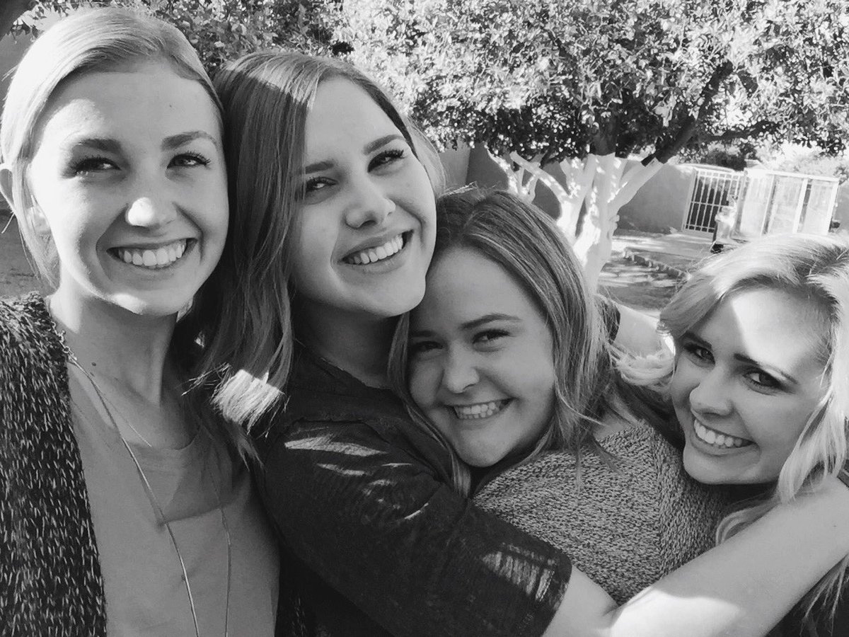 emmaluspuh's tweet photo. forever thankful for my fav humans 💗 https://t.co/yyIS4eyNmB