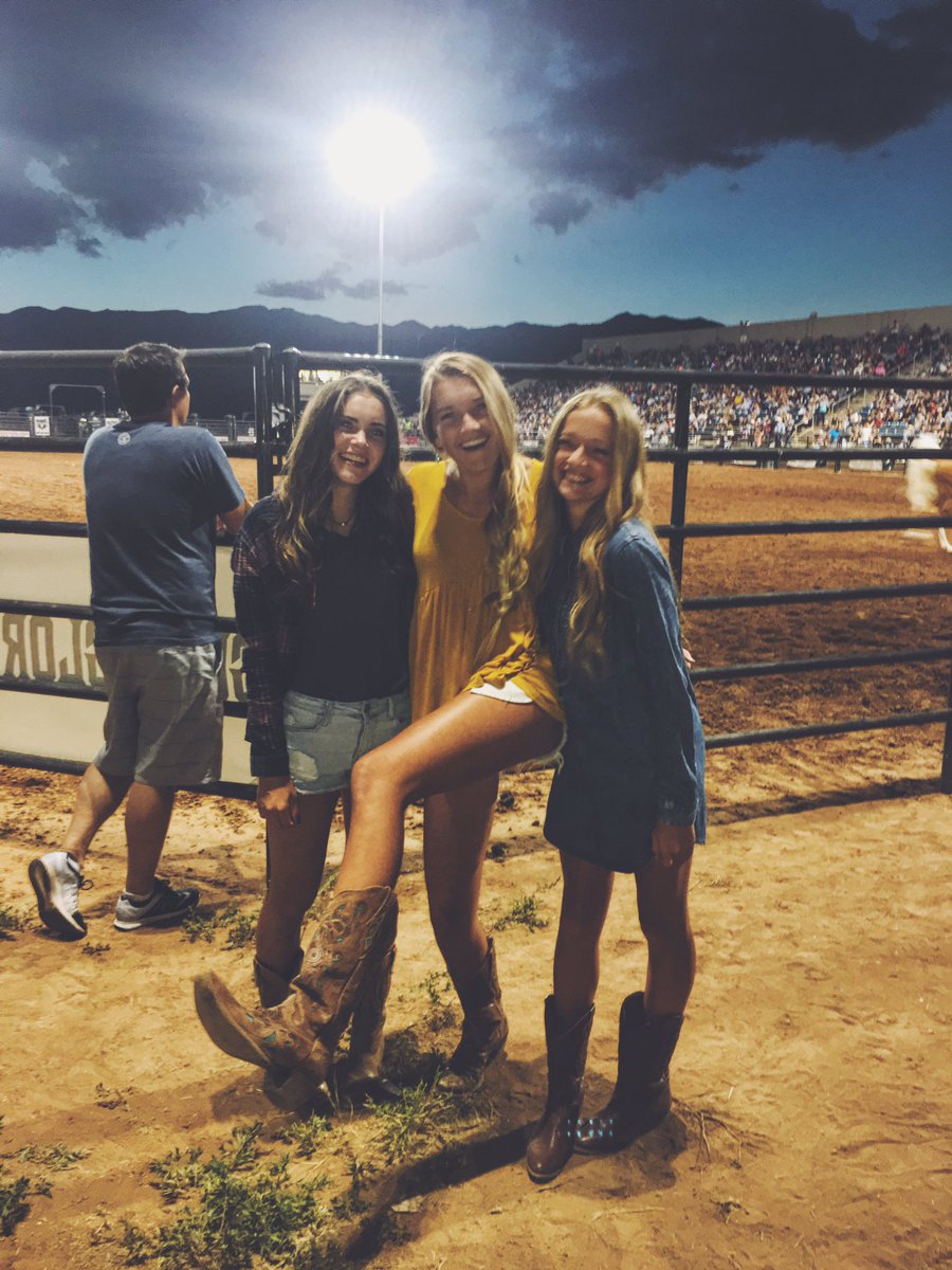 brooklyn_smith2's tweet photo. thankful to have gotten closer this year with you guys + many more💕 https://t.co/5QrwoakXZ0