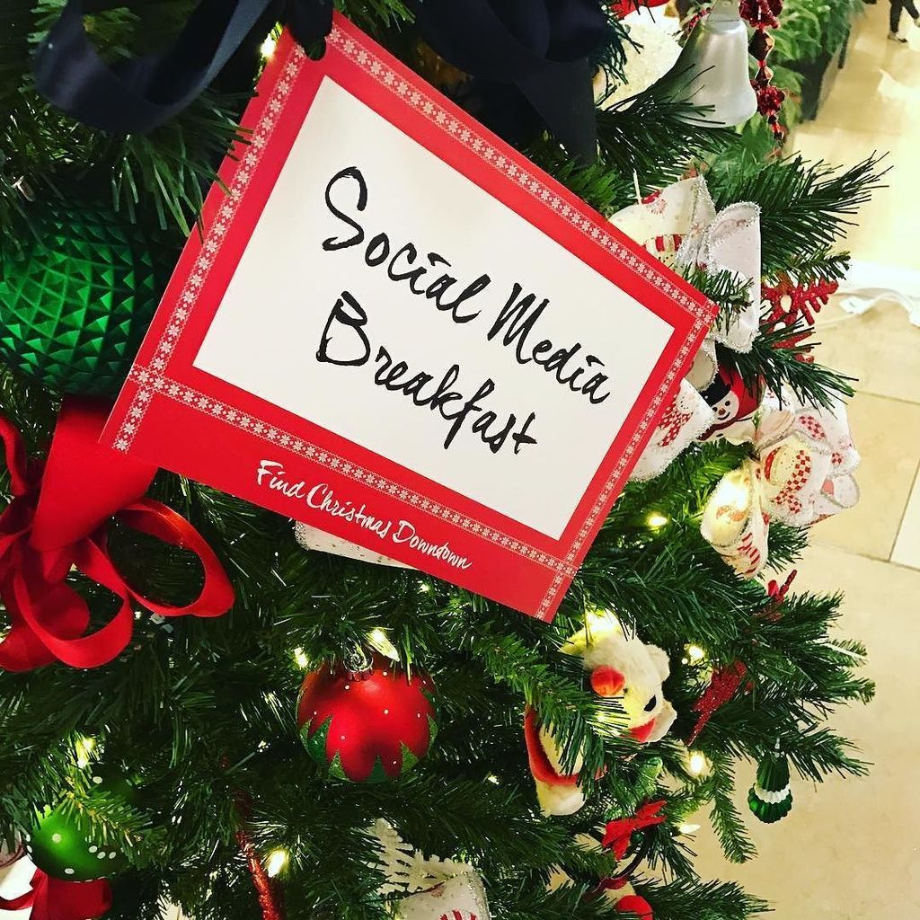 Christmas spirit and a great team? It's a Christmas miracle! #findchristmasdowntown #chris… ift.tt/2gFnyv1