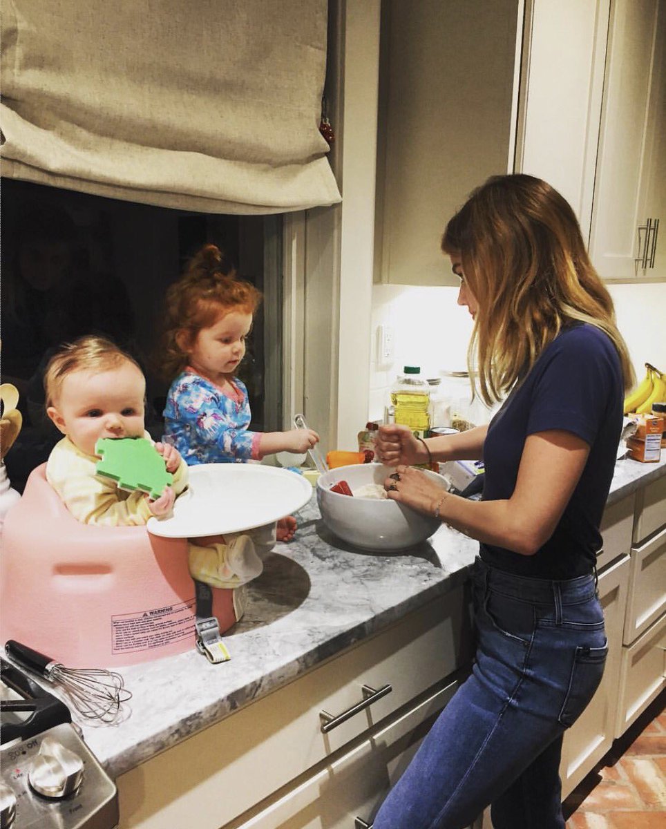 lucyhale's tweet photo. Finally got home and ending my day baking with my favorite girls. Heart is full 😊 G has officially named me Aunt Lupy. https://t.co/uDVKJzt6xT