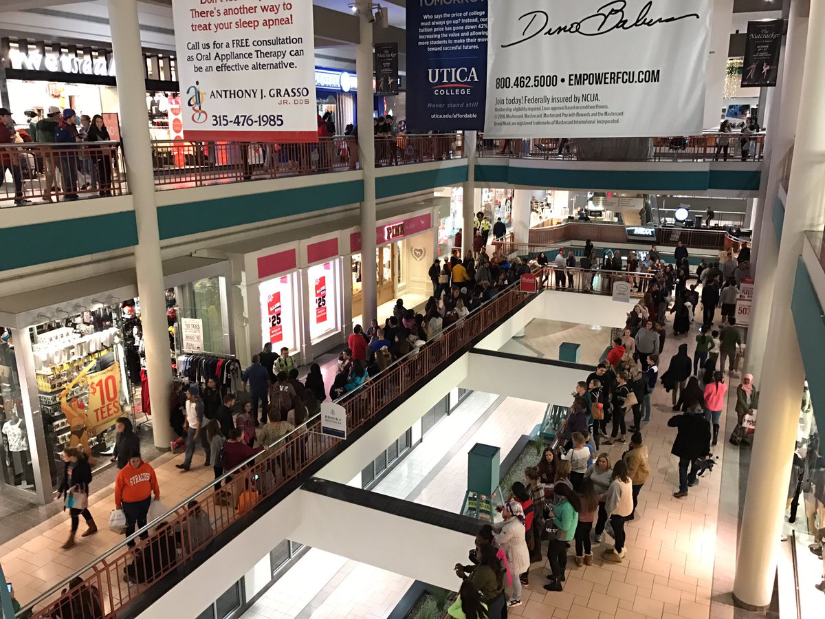 destinyusa's tweet photo. Live look-in at #PINK! #BlackFridayIsh https://t.co/vCHQdp5L4k