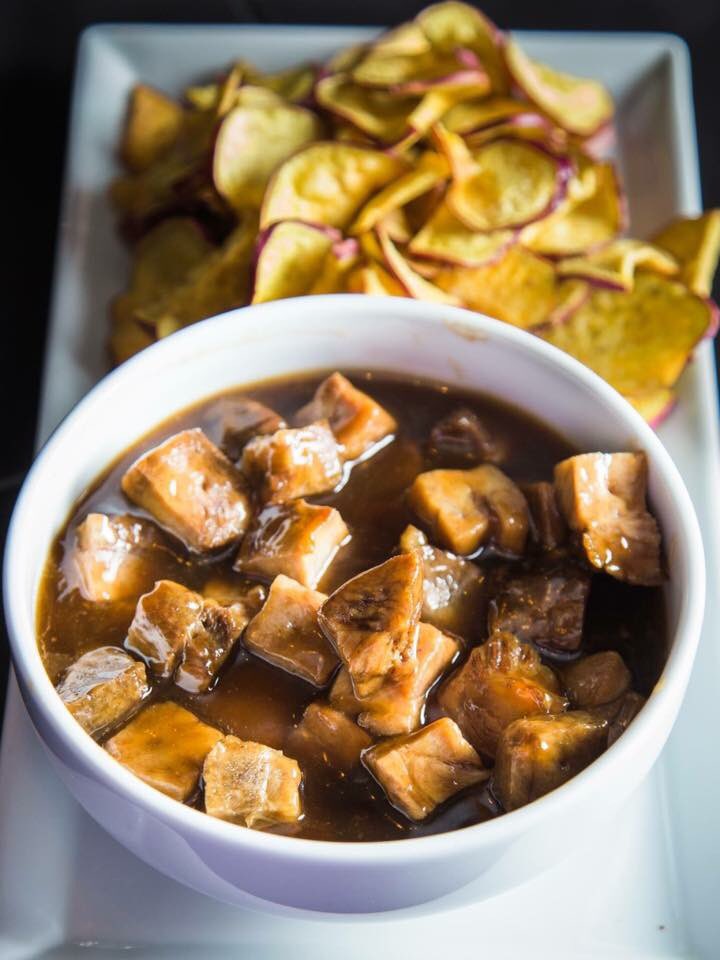 Una dulce y tierna bondiola a la cerveza negra con batatas para este jueves! #luzmala #food #cocktails #hiddenbar