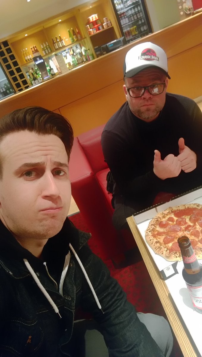 JohnMarsland4's tweet photo. @chicagotown  @JonnyVenn   #ctselfie  #Glyndebournetour 

Cheeky late slice. https://t.co/6eGYyy4g3j