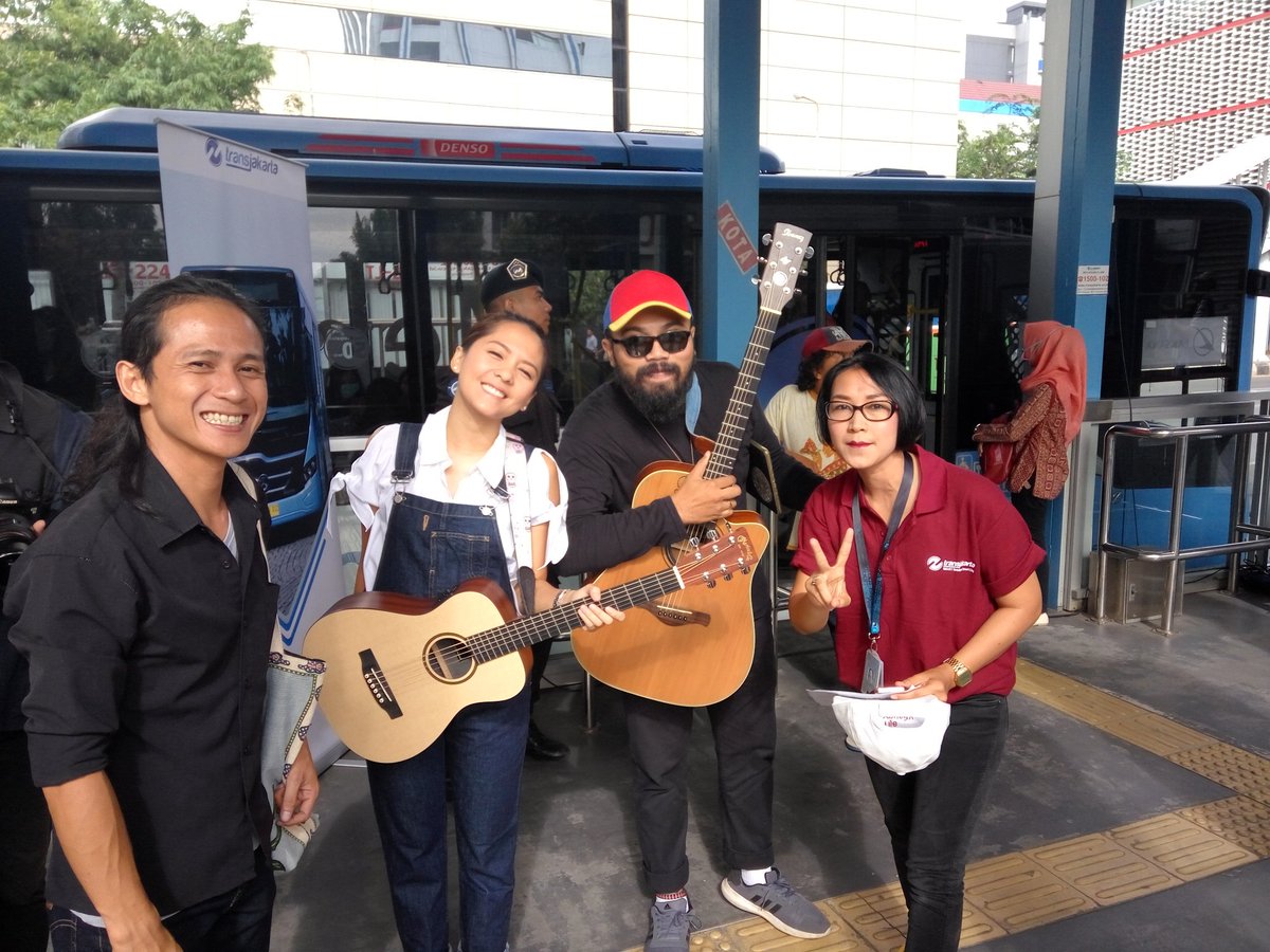 Ada kejutan untuk para penumpang <a href="/PT_TransJakarta/">Transportasi Jakarta</a> pagi ini! <a href="/LALAkarmela/">Lala Karmela Hartland</a> bakalan "ngamen" dalam bus!!! #NOMADEN975FM