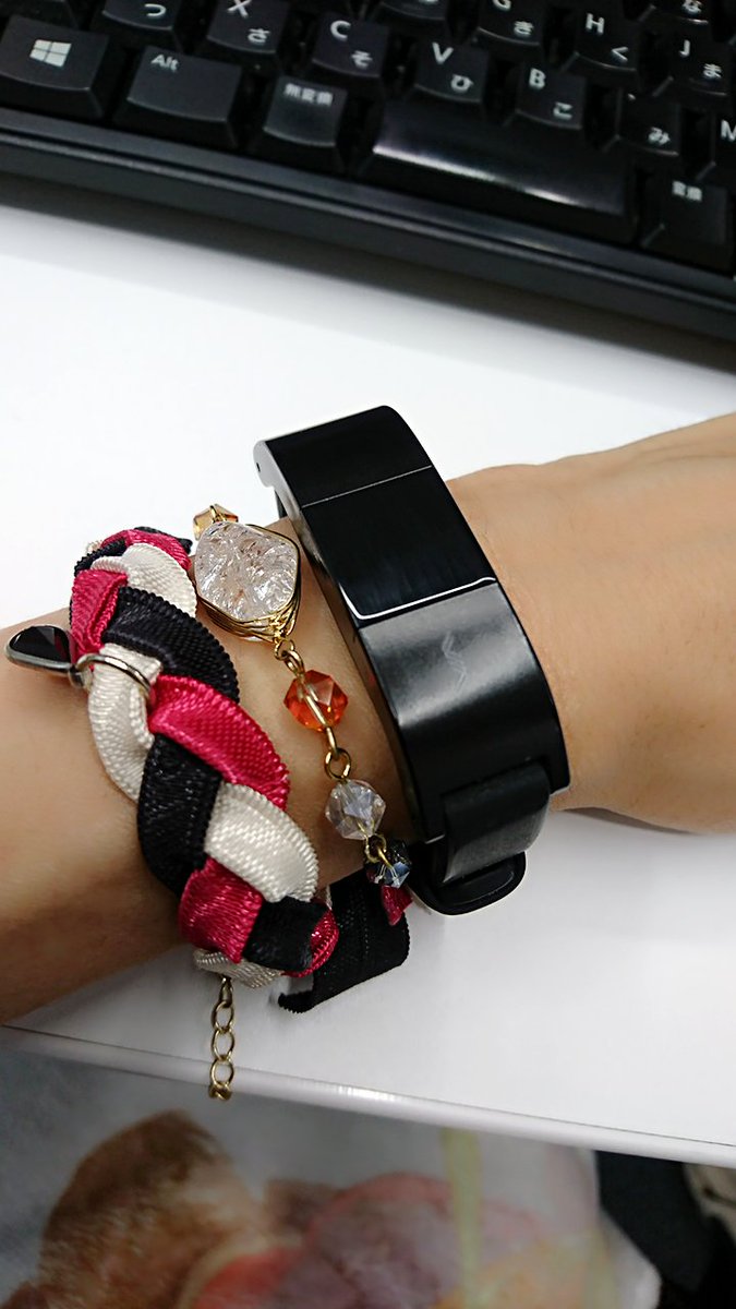 kuonmitsuki's tweet photo. ハンドメイドアクセさんと。 #袖口おしゃれ #ムーヴバンド #ムーヴバンド3 #moveband #moveband3 https://t.co/azMSH5w34W