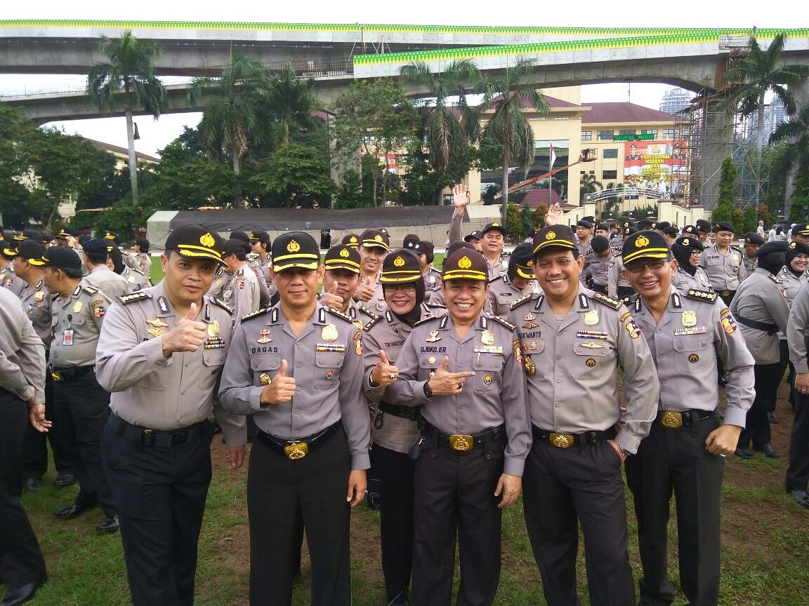 martinus_1989's tweet photo. Persiapan Apel Siaga Dalam Rangka Antisipasi Mogok Nasional 25 November 2015 di Lapangan Bhayangkara Mabes Polri https://t.co/HFyAM1vPGv