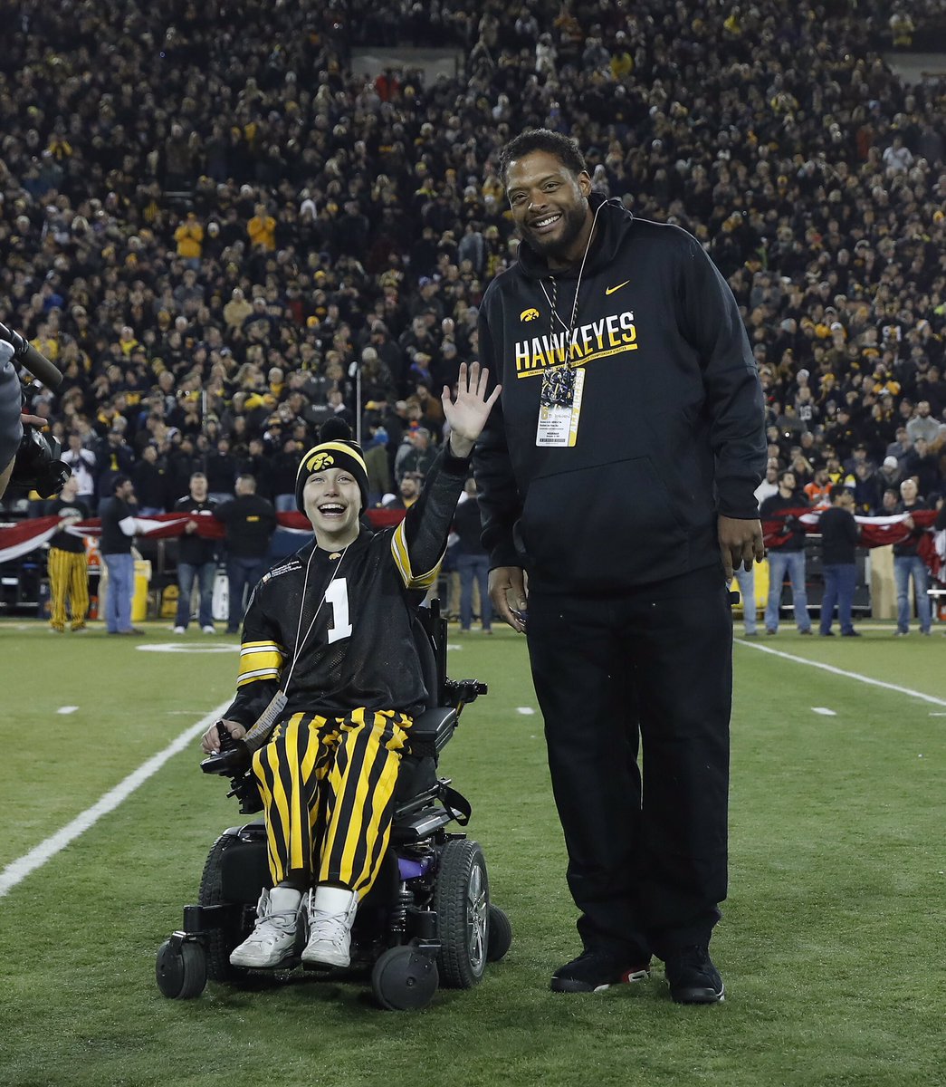 cureFA4hayden's tweet photo. Thankful for this moment @TheIowaHawkeyes @HawkeyeFootball @UIchildrens #HaydensGame #Thankful #Hawkeyes https://t.co/kJ7rNjon3v