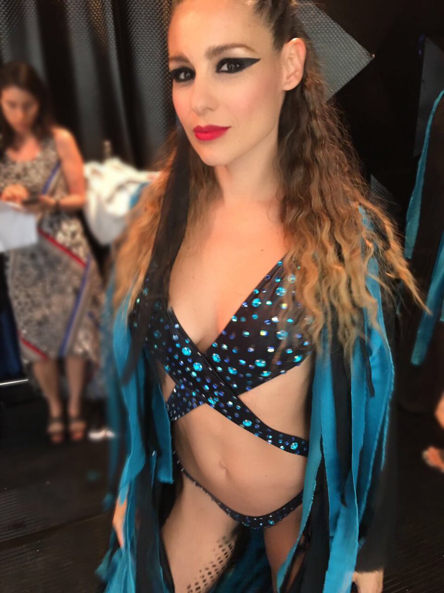 estudionovillo's tweet photo. #comingsoon #pampita #aquadance @pampitaoficial1 #makeup #waterproof 💦#estudionovillo by @caroranni #yslar #pelo #estudioh @zacariasguedes https://t.co/p6sZt9Adee