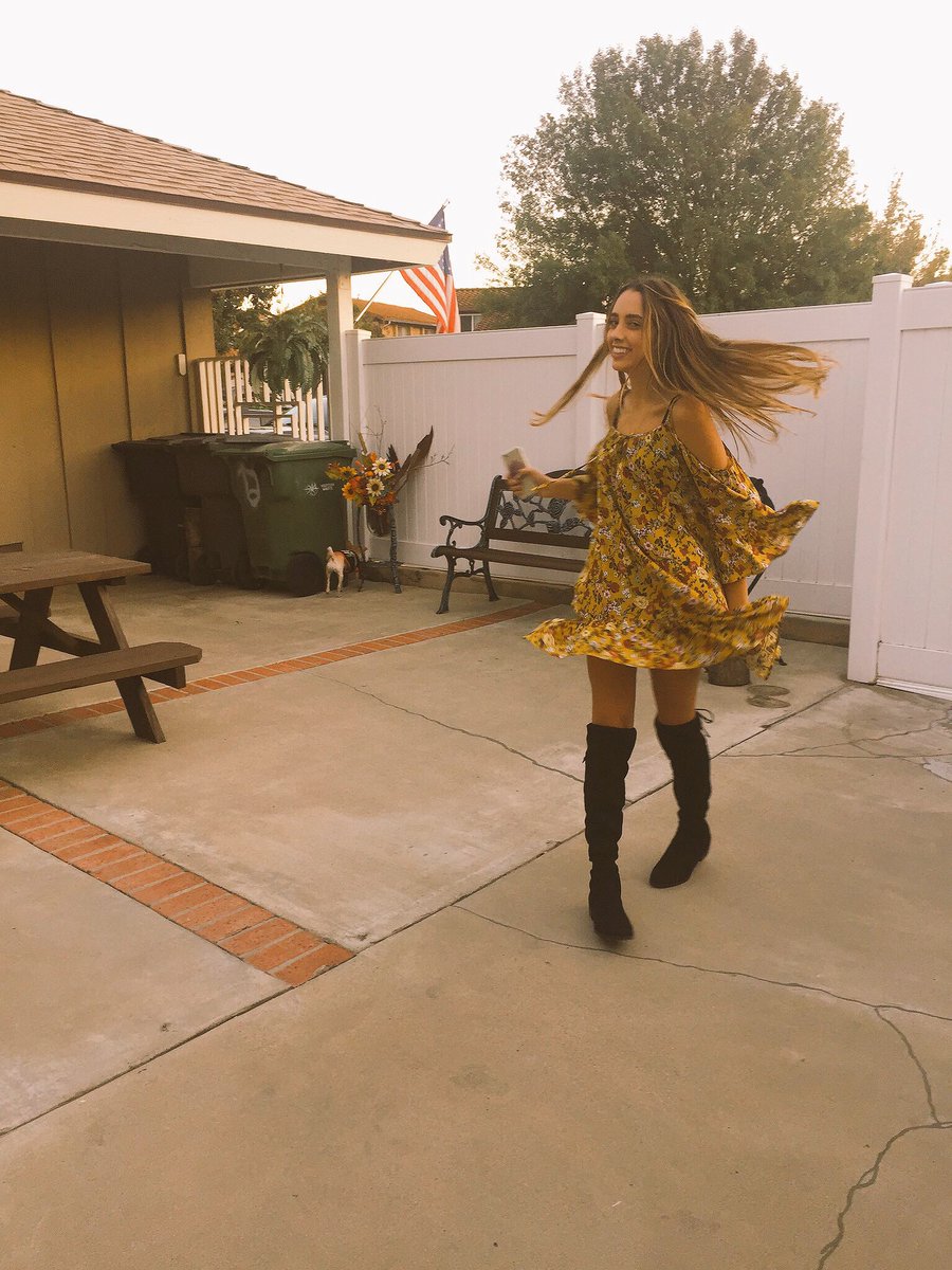 Serena_Gramm's tweet photo. "mom take pictures of me while I twirl around in my dress" https://t.co/PHTzsVGrZL