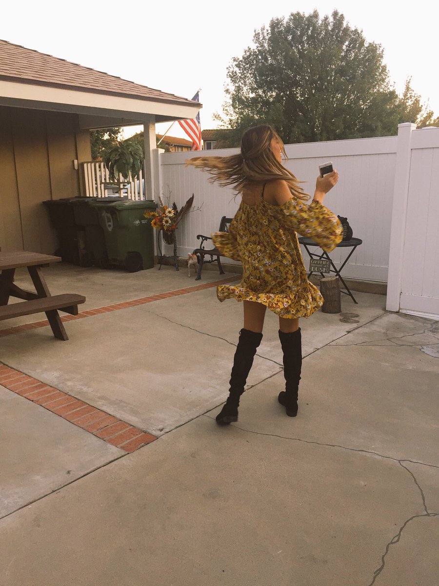 Serena_Gramm's tweet photo. "mom take pictures of me while I twirl around in my dress" https://t.co/PHTzsVGrZL