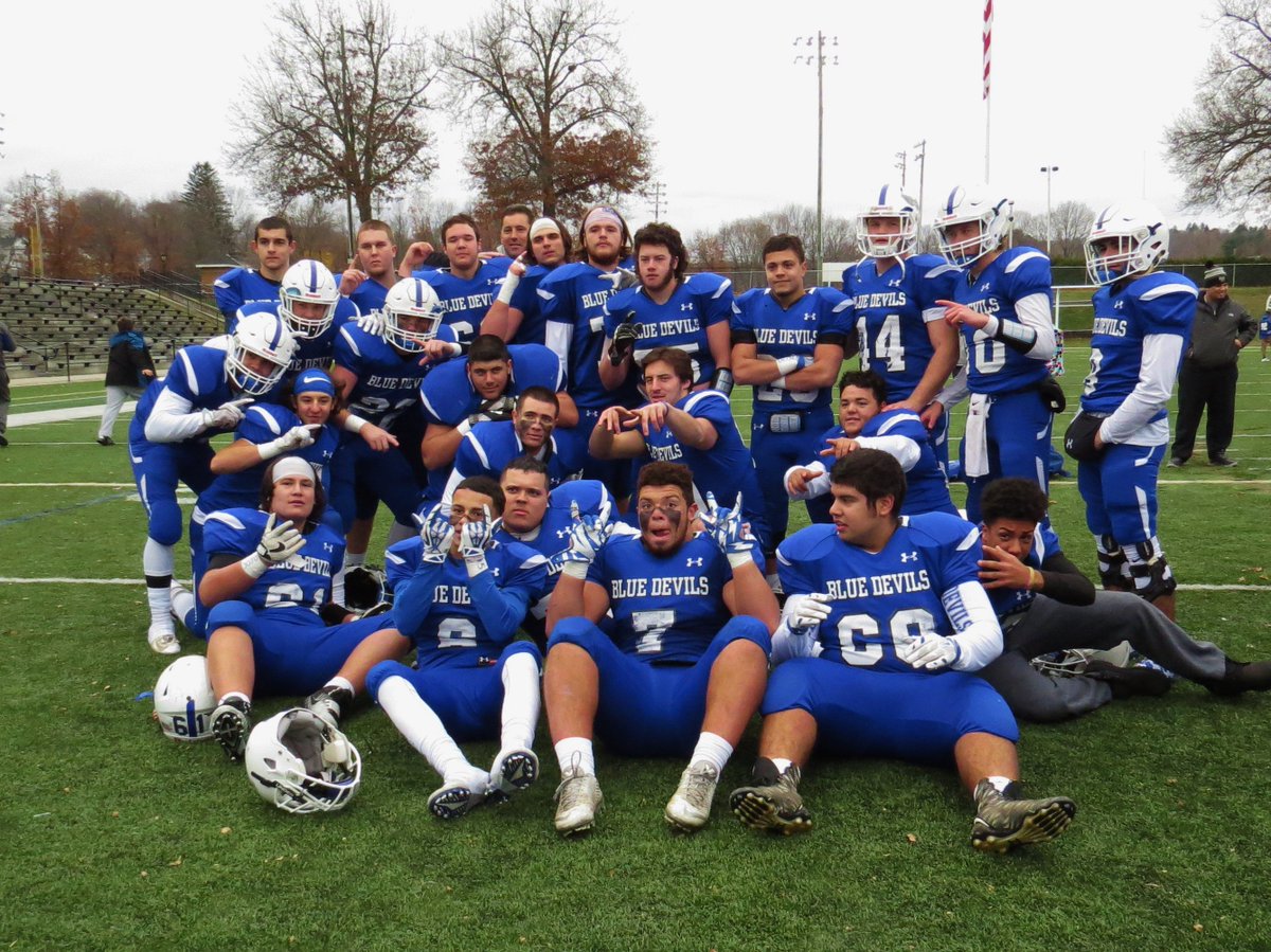 edingolo1's tweet image. Doyle Field, The Blue Devils, @LBDFC  The guys hamming it up after the Victory!