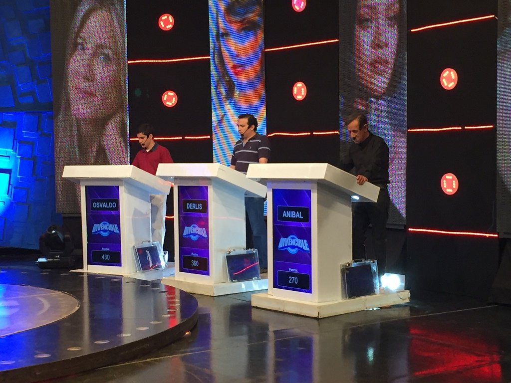 China inauguró este año un puente colgante con el suelo de vidrio suspendido a 300 metros del suelo ¿te animarías a cruzarlo?