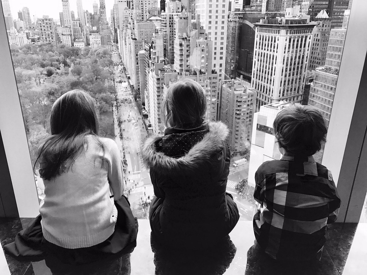 suehatje's tweet photo. The magic of the holidays. Happy #Thanksgiving #MacysParade #ColumbusCircle #DINO2NYC #sinclair100 #MOView https://t.co/eHEbxhNUJv