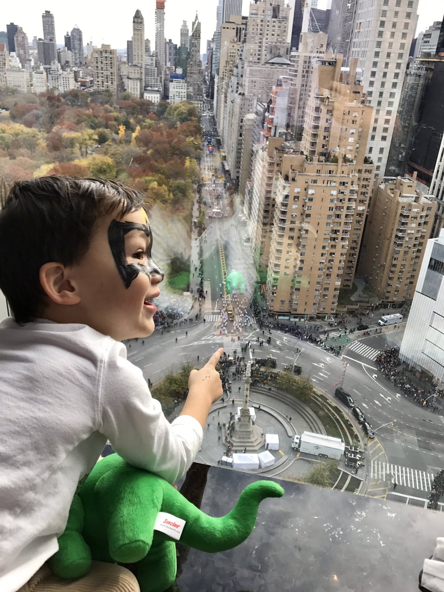suehatje's tweet photo. The magic of the holidays. Happy #Thanksgiving #MacysParade #ColumbusCircle #DINO2NYC #sinclair100 #MOView https://t.co/eHEbxhNUJv