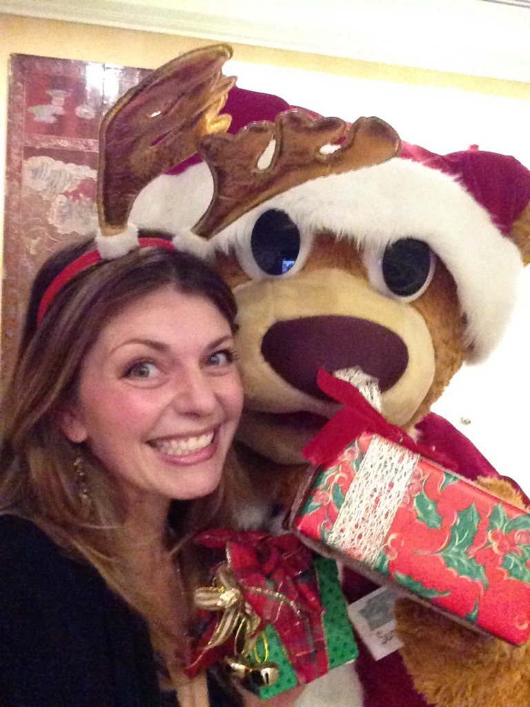 Kicking off the #holidayseason with #SunnyBear at the <a href="/BCCHF/">BCCH Foundation</a> <a href="/FourSeasons/">Four Seasons Hotels</a> in #Vancouver singin w/ <a href="/sideoneband/">Side One</a> ❤️