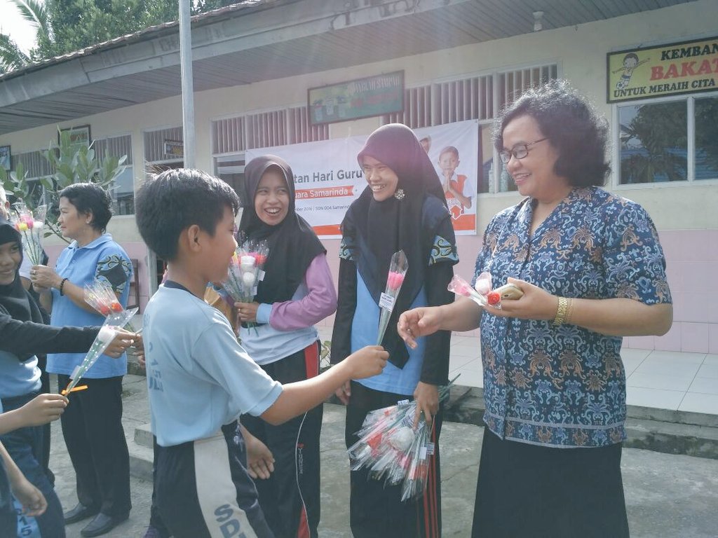 Hazoel's tweet photo. @RZ_Samarinda mengucapkan #SELAMATHARIGURU , Engkau Patriot Pahlawan Bangsa Tanpa Tanda Jasa" https://t.co/8JkTzgNKQi