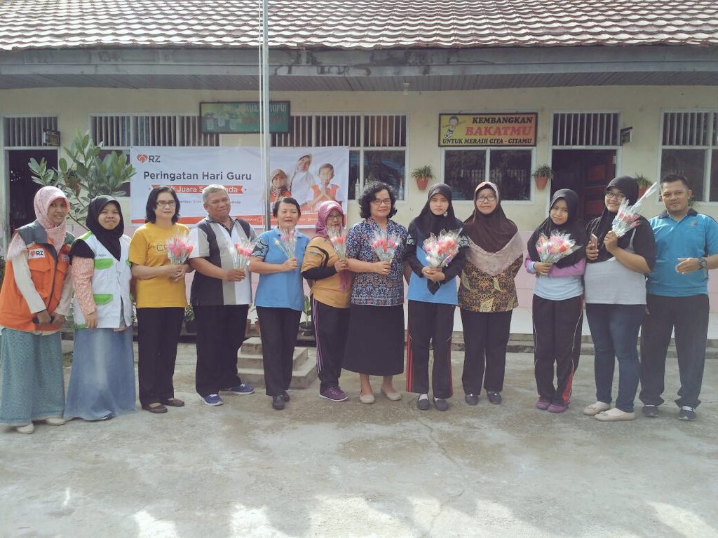 Hazoel's tweet photo. @RZ_Samarinda mengucapkan #SELAMATHARIGURU , Engkau Patriot Pahlawan Bangsa Tanpa Tanda Jasa" https://t.co/8JkTzgNKQi