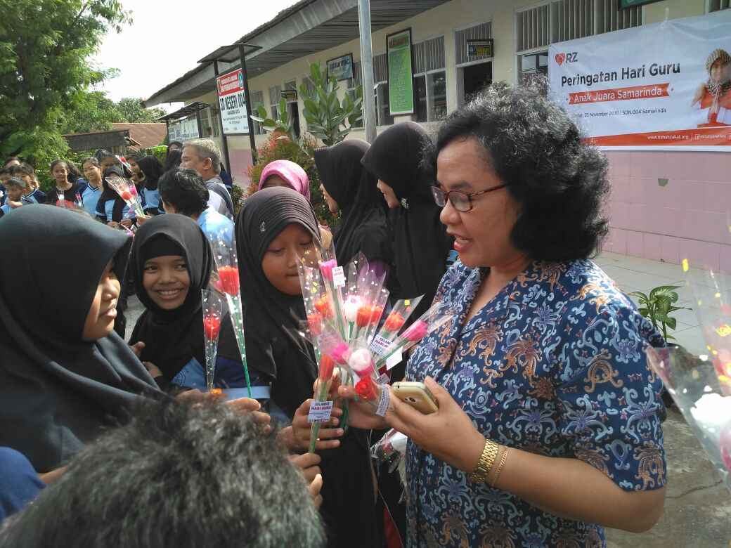 Hazoel's tweet photo. @RZ_Samarinda mengucapkan #SELAMATHARIGURU , "You Open My Eyes n Open Thr Door for Everything that I Never Know Before" https://t.co/dfUfjIx7vA