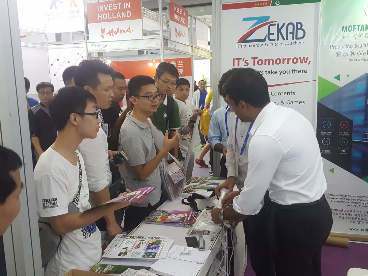 ZEKAB_Official's tweet image. One of the busy moments at #ChinaHiTechFair lot of Chinese interesting in our products. # VRAR #China #Shenzhen #Friday #Startup #Hi-Tech
