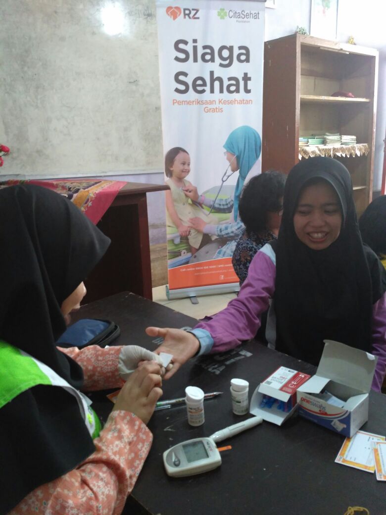 Hazoel's tweet photo. @RZ_Samarinda mengucapkan #SELAMATHARIGURU , Periksa Kesehatan Guru-guru SDN 004 Samarinda, Semoga Sehat Selalu 😊 https://t.co/pHNP3IzLSt
