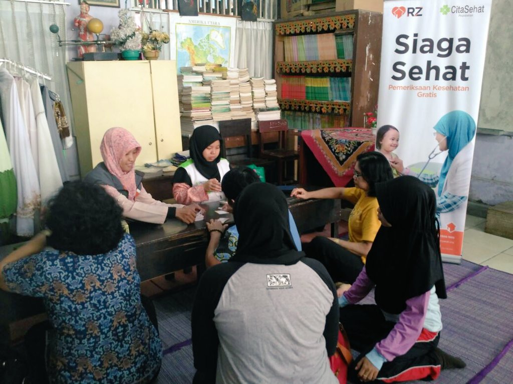Hazoel's tweet photo. @RZ_Samarinda mengucapkan #SELAMATHARIGURU , Periksa Kesehatan Guru-guru SDN 004 Samarinda, Semoga Sehat Selalu 😊 https://t.co/pHNP3IzLSt