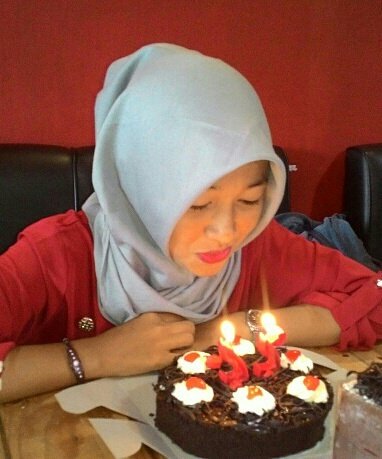 FujiawatiIrma's tweet photo. Momenttt yg sangat berkesan pertama kali nya tiup lilin haha #290816 #22thn #thanks #gigitoenaledarisma https://t.co/YB125PtHB4