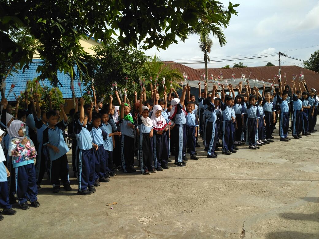 Hazoel's tweet photo. @RZ_Samarinda mengucapkan #SELAMATHARIGURU , Siswa-siswi SDN 004 Mempersiapkan Diri Memilih Guru Favorit Mereka @SamarindaUpdate https://t.co/Gd8hj5bEPW