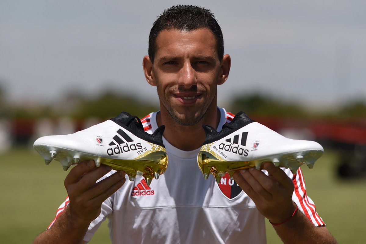 lacapital's tweet photo. 👏⚽️ Así serán los botines especiales que utilizará Maxi Rodríguez por sus 200 partidos en #Newells 
➡️ https://t.co/OdVN3Rlhgl https://t.co/kVMd3hqGoC