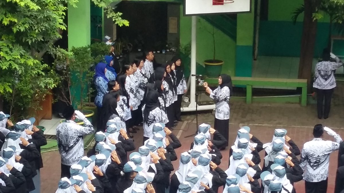 Suasana upacara memperingati Hari Guru Nasional dan Hut PGRI yang ke - 71