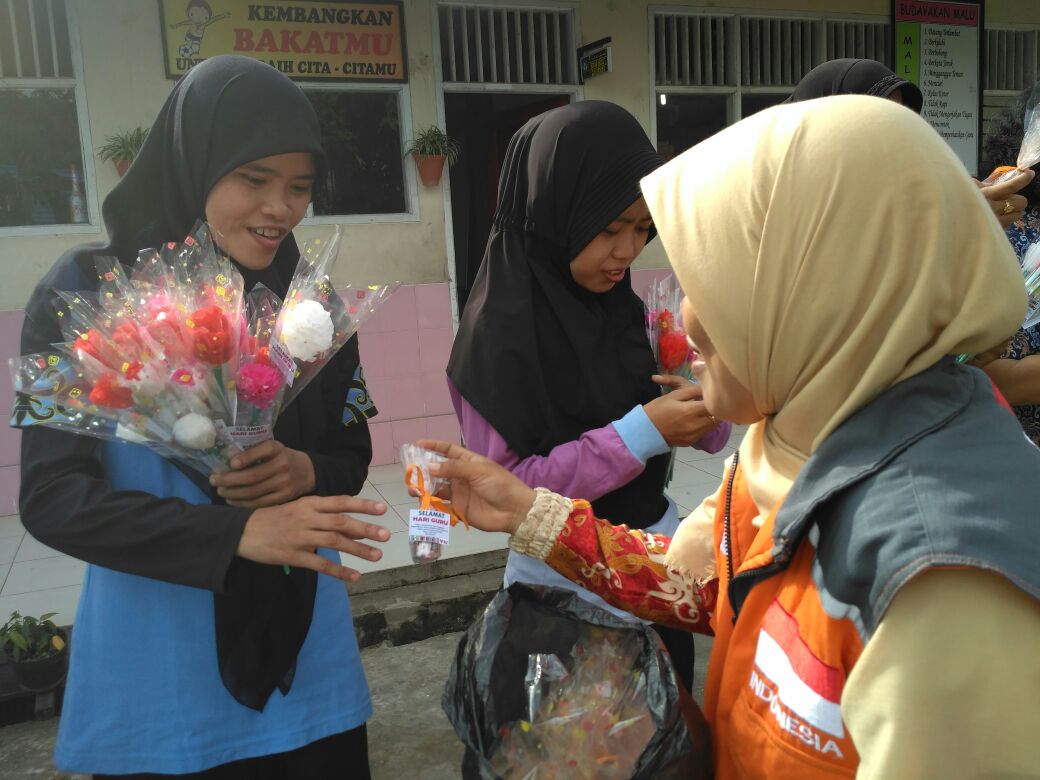 Hazoel's tweet photo. @RZ_Samarinda mengucapkan #SELAMATHARIGURU ,  Bagi-bagi Souvenir Buat Guru-guru SDN 004 @SamarindaUpdate https://t.co/HmggOAskPz