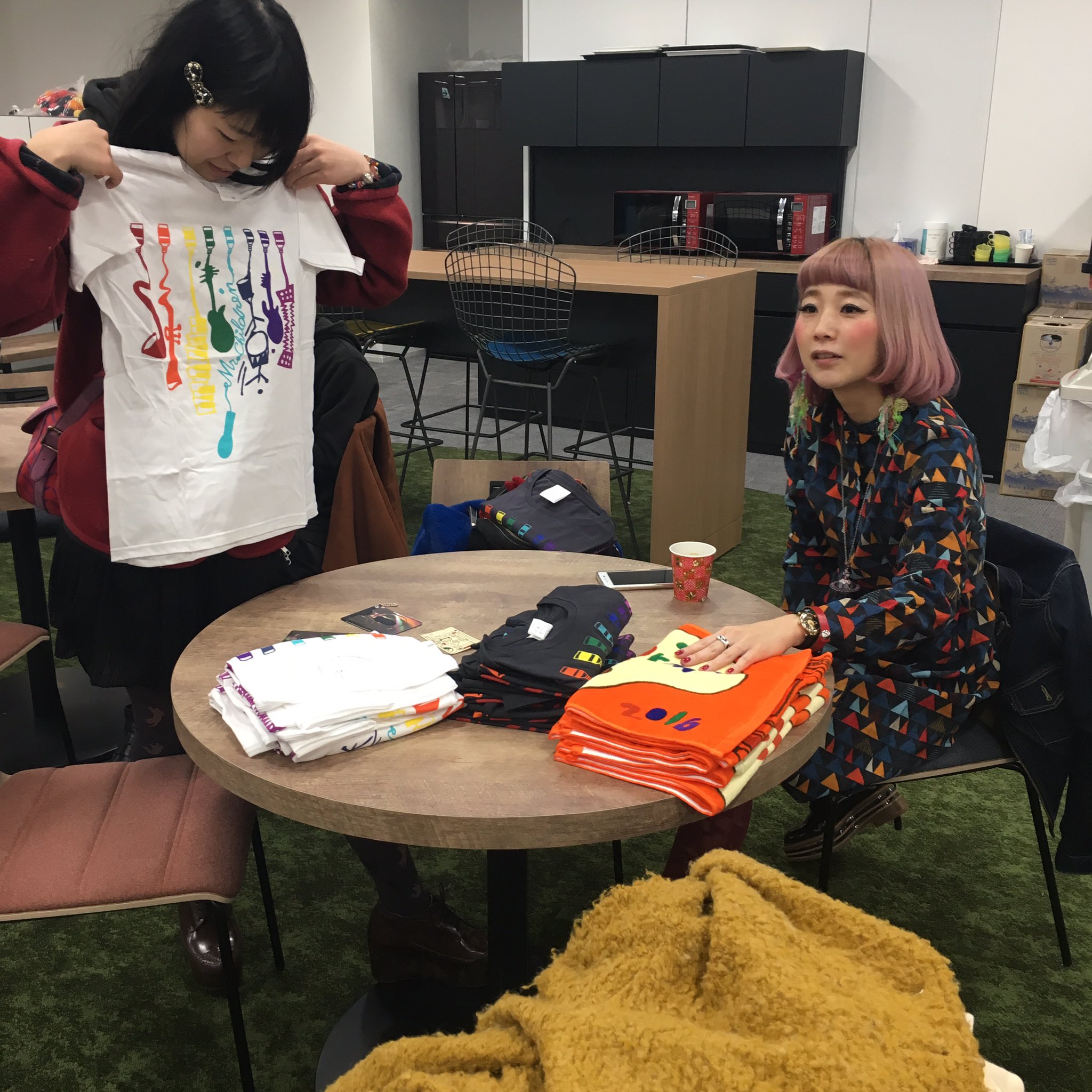 小春 チャラン ポ ランタン در توییتر これからチャラン ポ ランタンのツアーに行くのにmr Childrenのグッズに群がるメンバー ちなみにドラムふーちんは中学生の時からミスチルファン