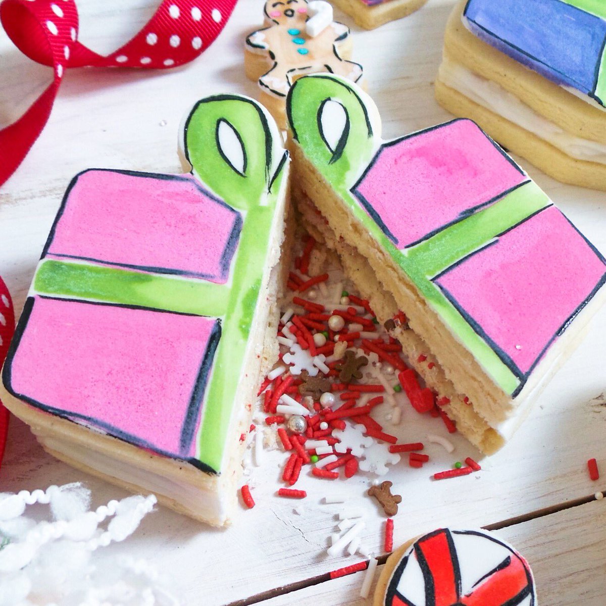 CynfullySweets's tweet photo. Life is so much better with Sprinkles ππ
πΌπ #surpriseinside #HolidaySprinkles #sharethelove #CynfullySweets https://t.co/0NcY4bmLUS