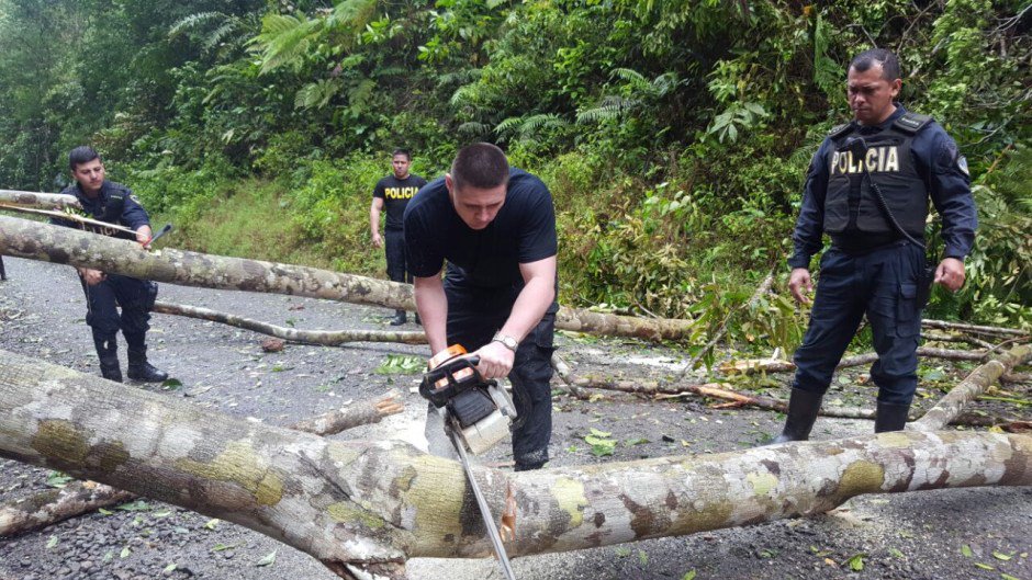 Telenoticias7's tweet photo. Huracán #Otto deja daños en infraestructura vial por ₡4,734 millones https://t.co/3dQHJEVBxA #OttoCR https://t.co/dqzaVz4EDA