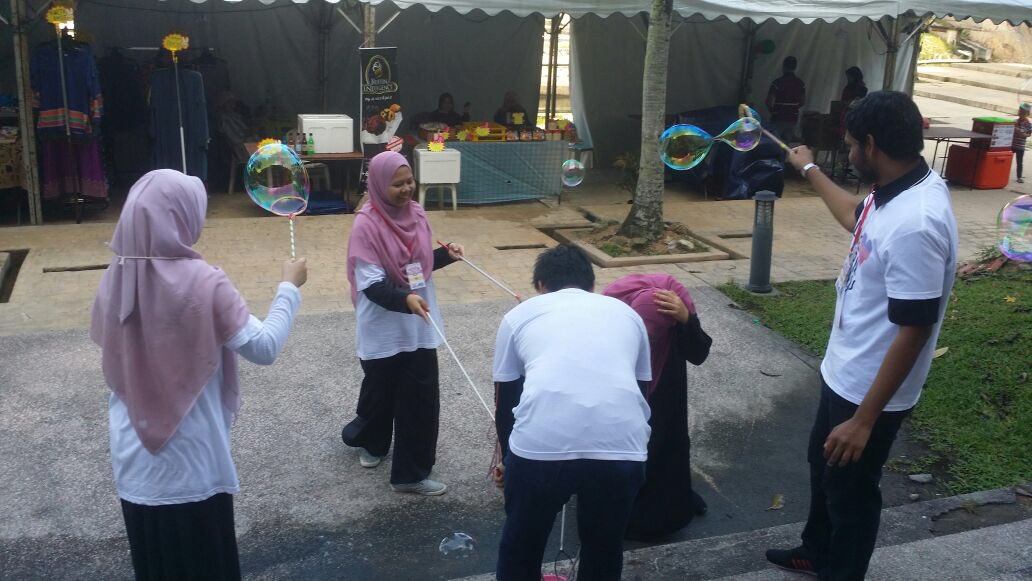 psychbazaar16's tweet photo. Jumuah barakah ni tak elok stress2 - kecuali psych students kena present tu hahaha - meh datang main giant bubbles dan byk lagi FREE games! https://t.co/b7vQ3BUs52