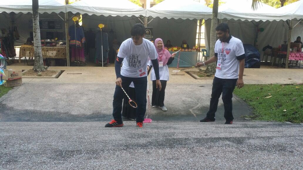 psychbazaar16's tweet photo. Jumuah barakah ni tak elok stress2 - kecuali psych students kena present tu hahaha - meh datang main giant bubbles dan byk lagi FREE games! https://t.co/b7vQ3BUs52