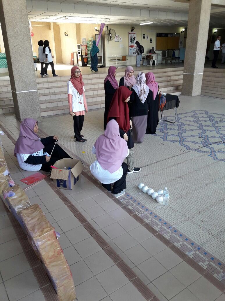psychbazaar16's tweet photo. Jumuah barakah ni tak elok stress2 - kecuali psych students kena present tu hahaha - meh datang main giant bubbles dan byk lagi FREE games! https://t.co/b7vQ3BUs52
