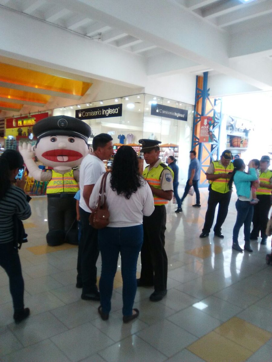 PoliciaEcuador's tweet photo. Distrito #Quitumbe socializando el portafolio de servicios policiales “Encargo de domicilio” y “Traslado de valores”. https://t.co/0QruVrPjhN