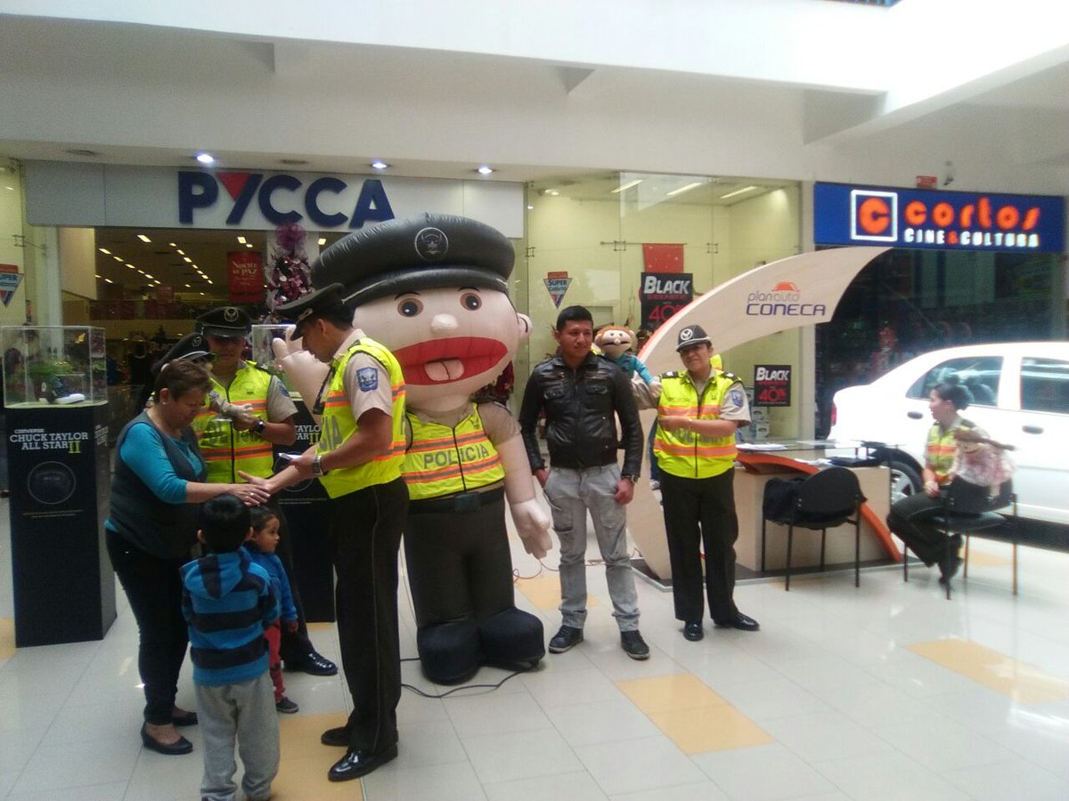 PoliciaEcuador's tweet photo. Distrito #Quitumbe socializando el portafolio de servicios policiales “Encargo de domicilio” y “Traslado de valores”. https://t.co/0QruVrPjhN