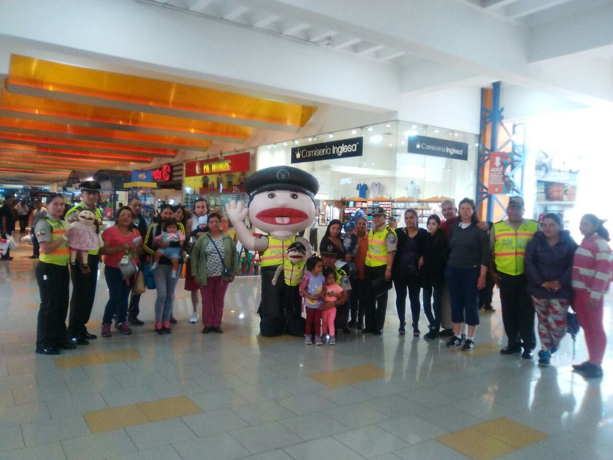 PoliciaEcuador's tweet photo. Distrito #Quitumbe socializando el portafolio de servicios policiales “Encargo de domicilio” y “Traslado de valores”. https://t.co/0QruVrPjhN