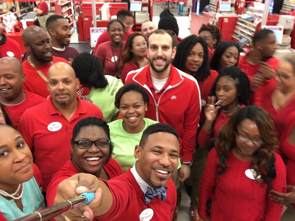 Best team in retail getting ready for the big day!! #SHOWTIME Happy Turkey 🦃 Day from the HAM 🐷!! Go sales!