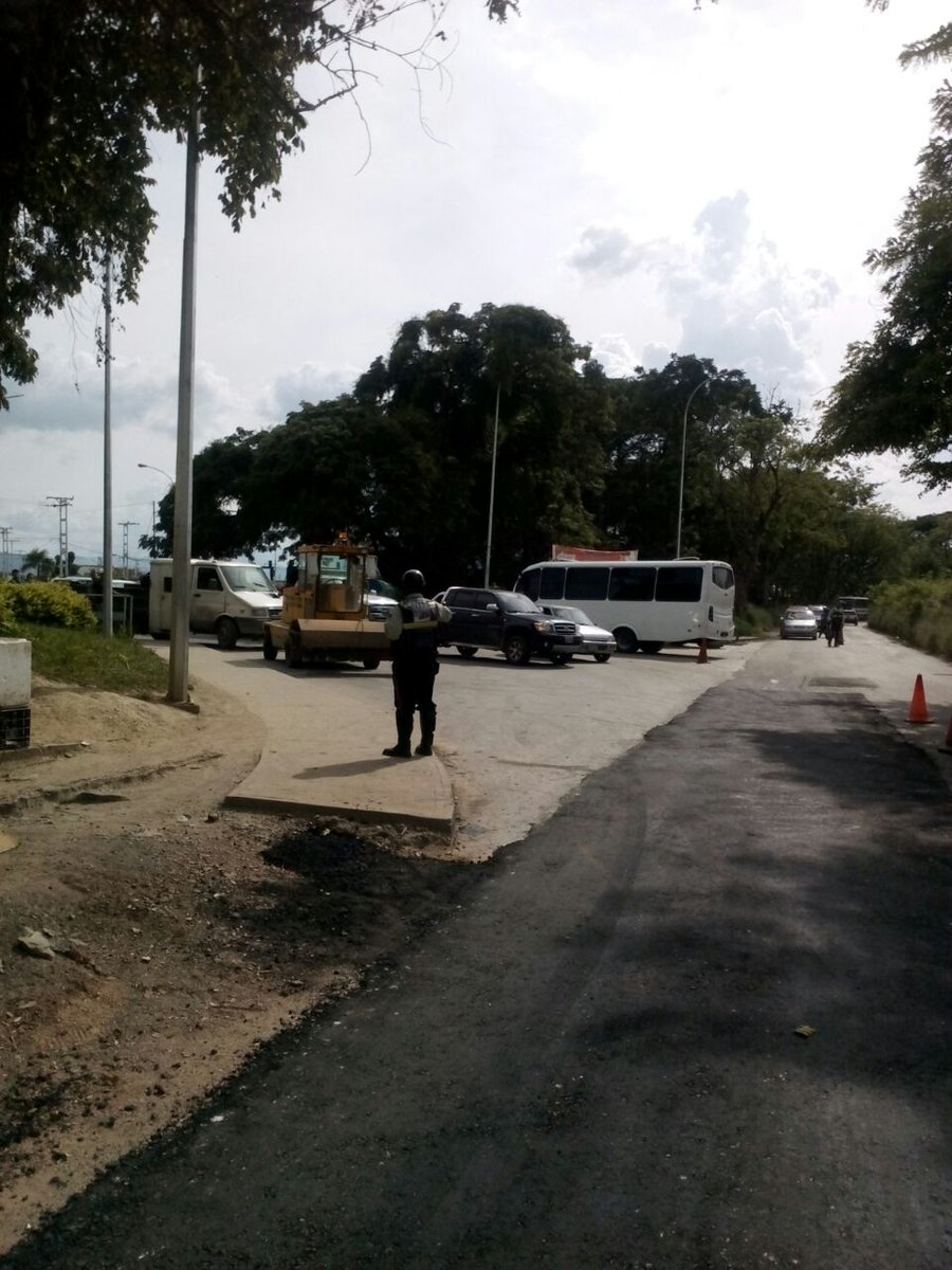 eusebioAGUERO's tweet photo. Bacheo frente a la urb la Ciudadela atendiendo a las necesidades de los usuarios y usuarias de esa importante arteria vial https://t.co/eRb1MMJzNF