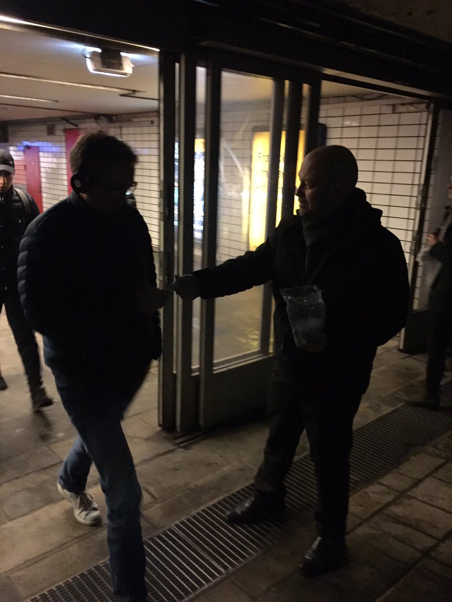 Stopp vold mot kvinner @AndersAnundsen støtter Rød knapp-kampanjen. #nulltoleranse #internasjonaldag <a href="/Krisesenter/">Krisesentersekretariatet</a>