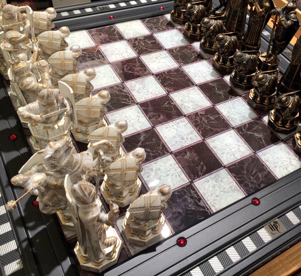 ウィザーディング ワールド ベストグッズコレクション 新宿 実はチェスセットご用意してます かなりの迫力あってちょっと大きめ スタッフに声をかけていただければお出しします ちなみに今日放送の賢者の石で登場します ロンかっこいいよ