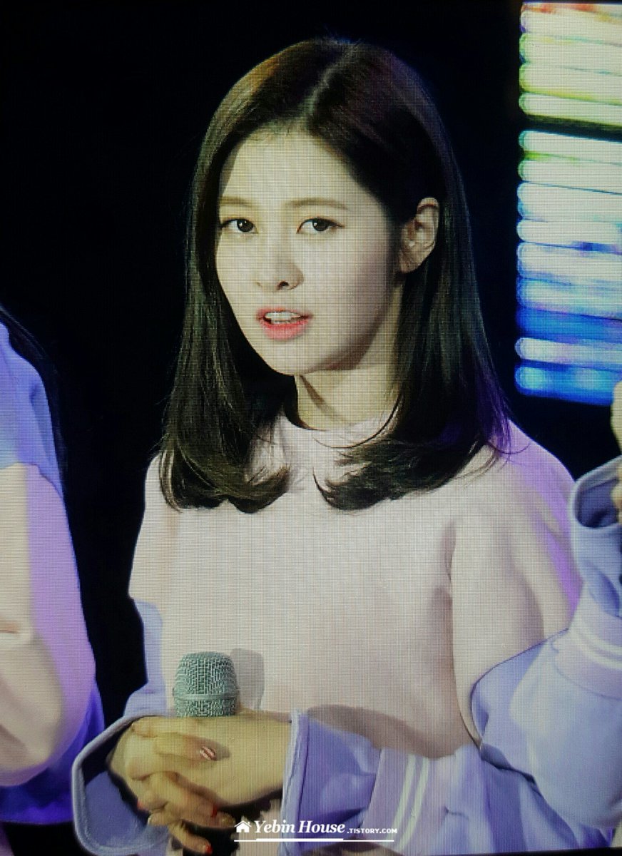 yebinhouse's tweet photo. 161125 다이아 예빈 푸른별 콘서트 프리뷰

#DIA #백예빈 @dia_official 

무대만 봐서 너무나 아쉬웠던😂😂😂
다음에 보자 :) https://t.co/h3jQnzQxuR